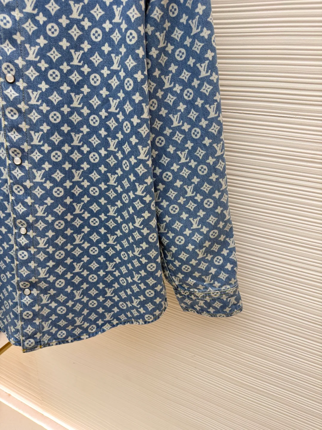 LOUIS VUITTON full-print denim jacket ●Original version: Purchased and developed for 15800 ●Item number: 1681926-B65 ●Material: denim fabric ●Technology: laser watering ●Version: fitted version ●Weight: about 710 grams ●Size: 46-48-50-52 ●Description: Customized blue shadow encrypted cotton classic pattern denim, as moist as cotton, comfortable and skin-friendly, indigo elegance With a retro charm and a modern sense of fashion, denim is used as the canvas, and the iconic Monogram pattern is laid out on it. Every inch of the warp and weft hides the glorious history and fashion heritage of Louis Vuitton. The tough lines of matching work shirts exude a sense of luxury from the inside out. No need to make a fuss, the aura is self-evident. The stunning work in the fashion feast is the laser burning process. The advanced process of using laser technology to carve patterns. Project the laser onto the surface of the material, causing the material to be locally heated and melted. The LV logo pattern can be formed to accurately control the position and shape. The double process of washing and light frying is to desize and wash the denim material first, and then perform sand washing to produce a fading effect. The denim jacket is fried through special chemical treatment to give a special contrasting color effect. Prioritize the spray horse slide and then rub it by hand to create a gradient effect. Use a spray gun to accurately spray the reagent solution to the designated position according to the design requirements. Let the reagent react chemically with the fabric to form a gradual gradient effect, and finally boil it to solidify the color. The overall wiring is straight and delicate, the fabric is comfortable and soft, and the color is consistent without color difference. It can be matched with the same style to create a fashionable look for various occasions. Customized accessories, complete with three standards, same style for men and women!